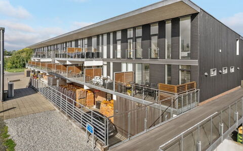 Theis - 100M from the Sea: Staal, Balkon, Aluminium, Hoofdkwartier