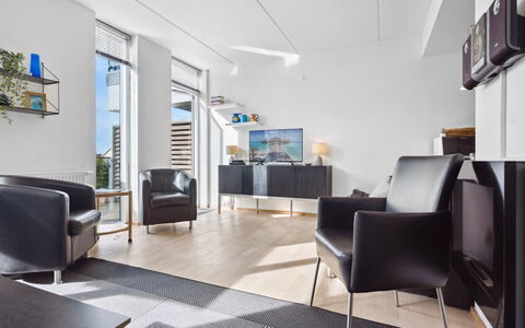 Theis - 100M from the Sea: Meubilair, Interieur Ontwerp, Flooring, Verdieping, Stoel, Plafond, Tafel, Kamer, Verlichting, Woonkamer