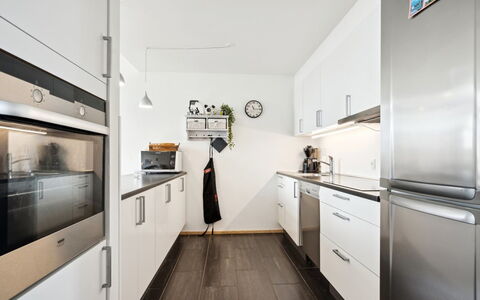 Theis - 100M from the Sea: Keuken, Toestel Van De Keuken, Countertop, Flooring, Houten Vloer, Major Appliance, Cabinetry, Verdieping, Interieur Ontwerp, Hout
