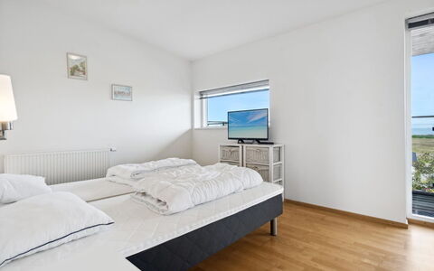 Theis - 100M from the Sea: Huis, Verdieping, Plafond, Slaapkamer, Daylighting, Bed, Hotel, Bedding