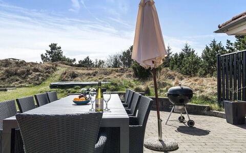 Jonke - 800M from the Sea: Struik, Stedelijk Ontwerp, Groundcover, Steen, Appartement, Landgoed, Metselwerk, Balkon, Landscaping