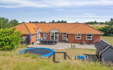 Jonke - 800M from the Sea: Struik, Stedelijk Ontwerp, Groundcover, Steen, Appartement, Landgoed, Metselwerk, Balkon, Landscaping