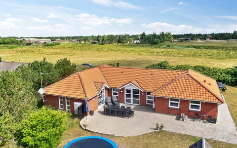 Jonke - 800M from the Sea: Struik, Stedelijk Ontwerp, Groundcover, Steen, Appartement, Landgoed, Metselwerk, Balkon, Landscaping