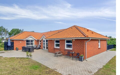 Jonke - 800M from the Sea: Struik, Stedelijk Ontwerp, Groundcover, Steen, Appartement, Landgoed, Metselwerk, Balkon, Landscaping