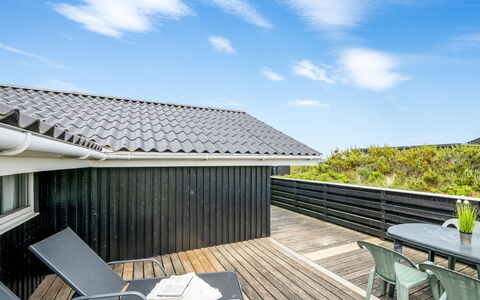 Unni - from the Sea: Dak, Huis, Huis, Verblijf, Siding, Landgoed, Oprit, Garden Gebouwen, Werf, Schuur