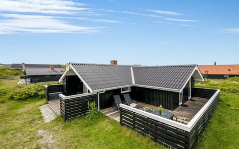 Unni - from the Sea: Dak, Huis, Huis, Verblijf, Siding, Landgoed, Oprit, Garden Gebouwen, Werf, Schuur