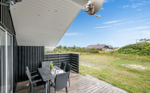 Unni - from the Sea: Dak, Huis, Huis, Verblijf, Siding, Landgoed, Oprit, Garden Gebouwen, Werf, Schuur