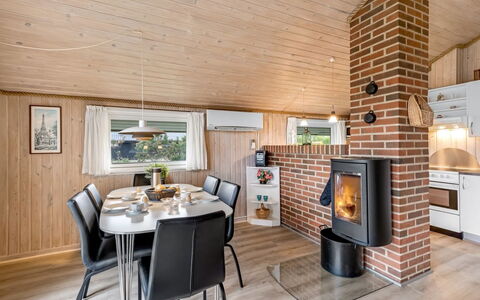 Unni - from the Sea: Dak, Huis, Huis, Verblijf, Siding, Landgoed, Oprit, Garden Gebouwen, Werf, Schuur