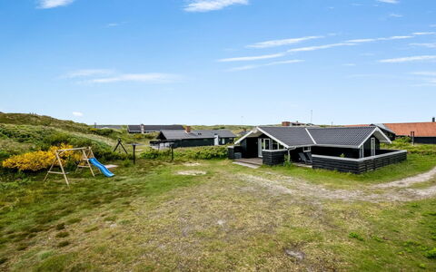 Unni - from the Sea: Dak, Huis, Huis, Verblijf, Siding, Landgoed, Oprit, Garden Gebouwen, Werf, Schuur