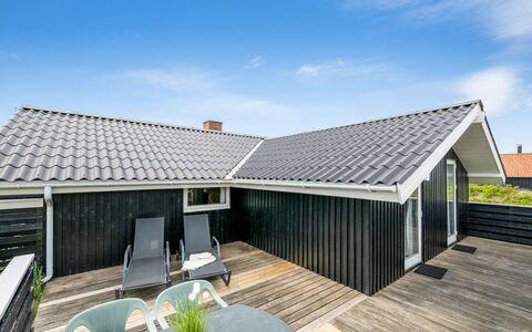 Unni - from the Sea: Dak, Huis, Huis, Verblijf, Siding, Landgoed, Oprit, Garden Gebouwen, Werf, Schuur