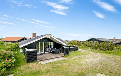 Unni - from the Sea: Dak, Huis, Huis, Verblijf, Siding, Landgoed, Oprit, Garden Gebouwen, Werf, Schuur
