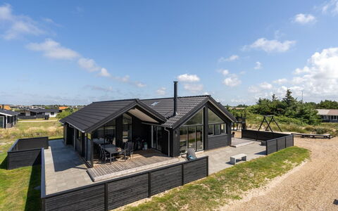 Swante - from the Sea: Verblijf, Huis, Huis, Dak, Veranda, Landgoed, Siding, Garden Gebouwen, Boerderij, Werf