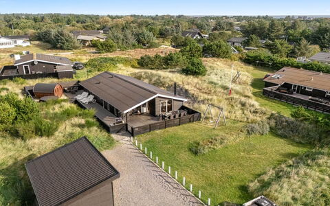 Teoline - 500M to the Fjord: Huis, Huis, Deur, Dak, Verblijf, Landgoed, Tuin, Schaduw, Siding, Werf