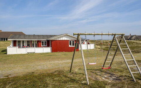 Hansen - 75M from the Sea: Hout, Dak, Architectuur, Huis, Huis, Verblijf, Siding, Hardwood, Helling, Landgoed