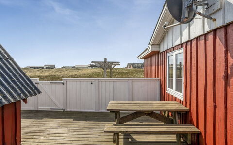 Hansen - 75M from the Sea: Hout, Dak, Architectuur, Huis, Huis, Verblijf, Siding, Hardwood, Helling, Landgoed