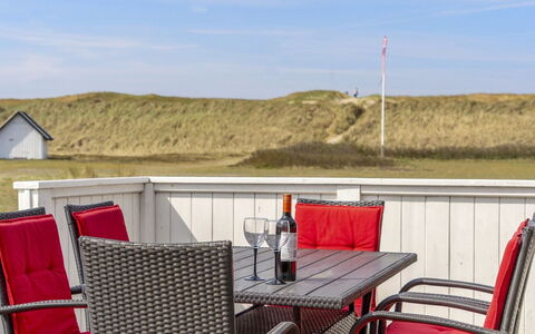 Hansen - 75M from the Sea: Hout, Dak, Architectuur, Huis, Huis, Verblijf, Siding, Hardwood, Helling, Landgoed