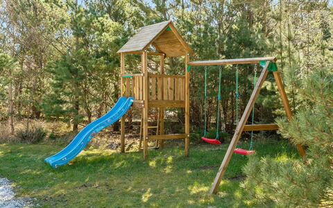 Anegrete - 900M from the Sea: Speeltoestel, Dia Van De Speelplaats, Tuin, Chute, Speelplaats, Backyard