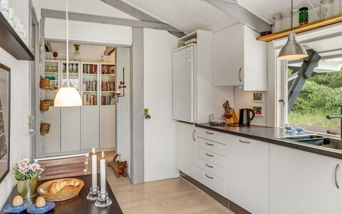 Eivy - 1Km from the Sea: Keuken, Countertop, Interieur Ontwerp, Flooring, Meubilair, Plafond, Hout, Toestel Van De Keuken, Cabinetry, Major Appliance