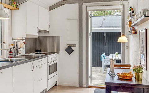 Eivy - 1Km from the Sea: Keuken, Toestel Van De Keuken, Major Appliance, Countertop, Meubilair, Flooring, Hout, Interieur Ontwerp, Plafond, Huishoudapparatuur