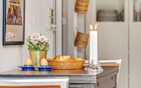 Eivy - 1Km from the Sea: Meubilair, Interieur Ontwerp, Hout, Tafel, Bloempot, Tableware, Verlichting, Snijbloemen, Vaas, Eetkamer