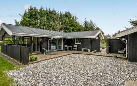 Eivy - 1Km from the Sea: Dak, Architectuur, Huis, Verblijf, Schaduw, Landgoed, Oprit, Landscaping, Tuin, Werf