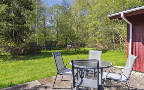 Therbern - 1.7Km from the Sea: Gebouw, Huis, Venster, Huis, Dak, Woongebied, Struik, Verblijf, Land Lot