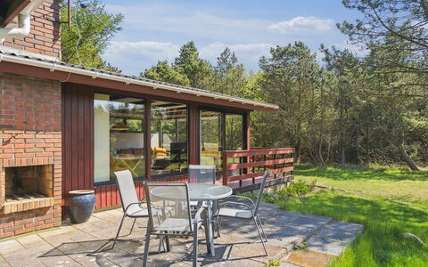 Therbern - 1.7Km from the Sea: Gebouw, Huis, Venster, Huis, Dak, Woongebied, Struik, Verblijf, Land Lot