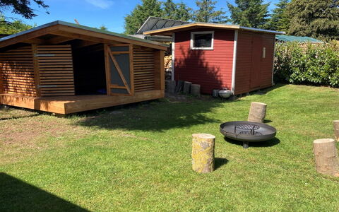 Oiva - 450M from the Sea: Hout, Schuur, Dak, Garden Gebouwen, Verblijf, Blokhut, Backyard, Keet, Hut, Werf