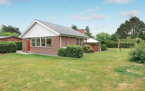 Birge - 200M from the Sea: Huis, Woongebied, Dak, Struik, Huis, Verblijf, Tuin, Gazon, Landgoed, Oprit