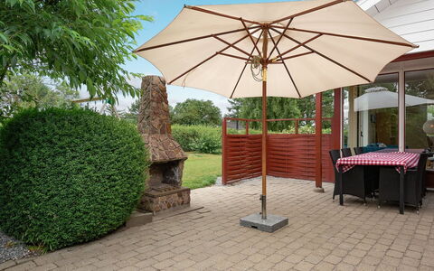 Birge - 200M from the Sea: Paraplu, Meubilair, Buitenmeubels, Schaduw, Buitentafel, Bloempot, Tuin, Stoel, Kamerplant, Beits