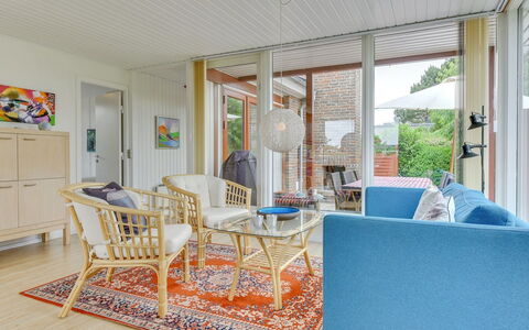Birge - 200M from the Sea: Hout, Meubilair, Interieur Ontwerp, Flooring, Verdieping, Huis, Woonkamer, Stoel, Plafond, Bankstel