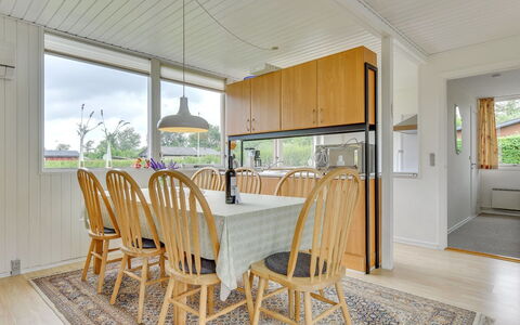 Birge - 200M from the Sea: Flooring, Hout, Verdieping, Plafond, Interieur Ontwerp, Houten Vloer, Meubilair, Keuken En Eettafel, Kamer, Keuken