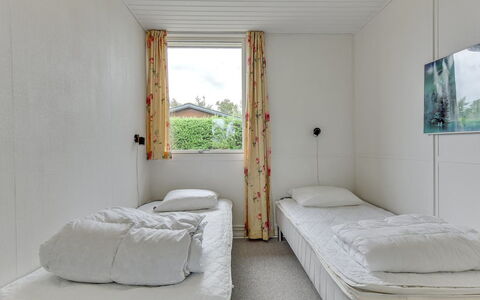 Birge - 200M from the Sea: Muur, Slaapkamer, Flooring, Bed, Interieur Ontwerp, Verdieping, Plafond, Meubilair, Bedding, Laken
