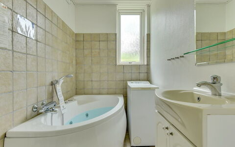 Birge - 200M from the Sea: Badkamer, Loodgieterswerkinrichting, Flooring, Interieur Ontwerp, Muur, Verdieping, Wastafel In De Badkamer, Wastafel, Bad, Plafond