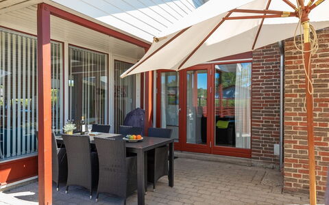 Birge - 200M from the Sea: Hout, Meubilair, Buitenmeubels, Stoel, Schaduw, Bloempot, Veranda, Buitentafel, Paraplu, Beits