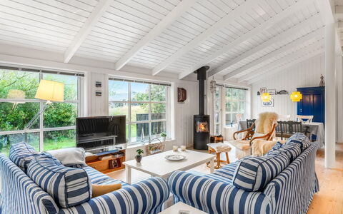 Danko - 1.5Km from the Sea: Meubilair, Hout, Bankstel, Interieur Ontwerp, Plafond, Huis, Woonkamer, Stoel, Verblijf