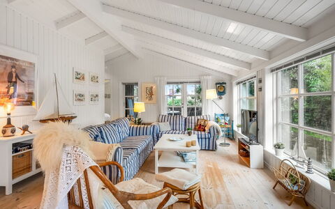Danko - 1.5Km from the Sea: Meubilair, Interieur Ontwerp, Hout, Plafond, Bankstel, Woonkamer, Huis, Flooring, Stoel, Verdieping