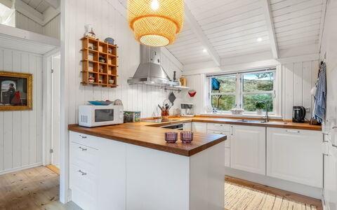 Danko - 1.5Km from the Sea: Keuken, Flooring, Countertop, Cabinetry, Interieur Ontwerp, Hout, Meubilair, Plafond, Verdieping, Toestel Van De Keuken