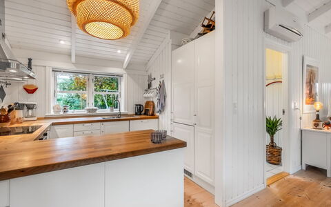 Danko - 1.5Km from the Sea: Interieur Ontwerp, Flooring, Meubilair, Hout, Plafond, Keuken, Verdieping, Cabinetry, Countertop, Houten Vloer