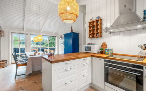 Danko - 1.5Km from the Sea: Keuken, Countertop, Interieur Ontwerp, Hout, Flooring, Plafond, Cabinetry, Toestel Van De Keuken, Meubilair, Verdieping