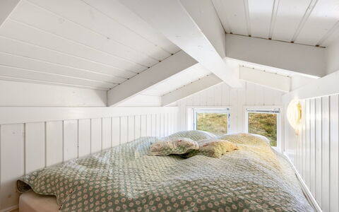 Danko - 1.5Km from the Sea: Slaapkamer, Interieur Ontwerp, Hout, Plafond, Bed, Bedding, Verdieping, Laken, Flooring, Linens