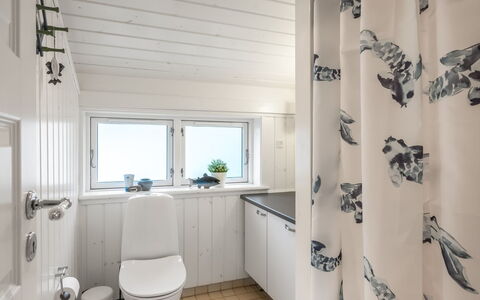 Danko - 1.5Km from the Sea: Loodgieterswerkinrichting, Flooring, Verdieping, Interieur Ontwerp, Badkamer, Loodgieter, Kraan, Toilet, Plafond, Wastafel