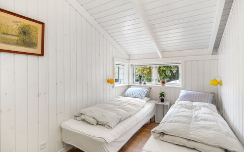 Danko - 1.5Km from the Sea: Hout, Slaapkamer, Plafond, Interieur Ontwerp, Bed, Verdieping, Flooring, Huis, Bedding, Laken
