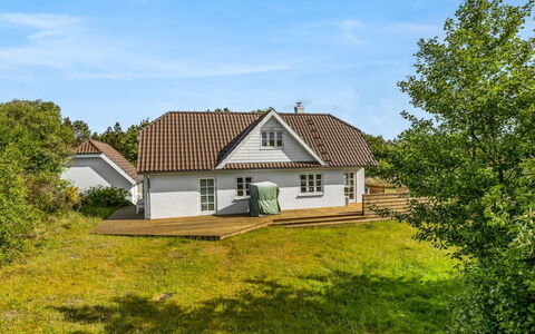 Thorben - 3.5Km from the Sea: Gras, Gebouw, Huis, Dak, Huis, Verblijf, Struik, Architectuur, Land Lot