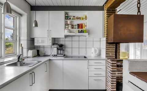 Thorben - 3.5Km from the Sea: Keuken, Toestel Van De Keuken, Countertop, Major Appliance, Interieur Ontwerp, Flooring, Cabinetry, Huishoudapparatuur, Meubilair, Gootsteen
