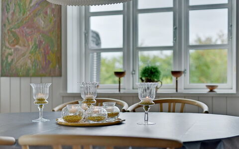 Thorben - 3.5Km from the Sea: Interieur Ontwerp, Meubilair, Kroonluchter, Eetkamer, Plafond, Keuken En Eettafel, Serveware, Dishware, Lichte Inrichting, Stoel