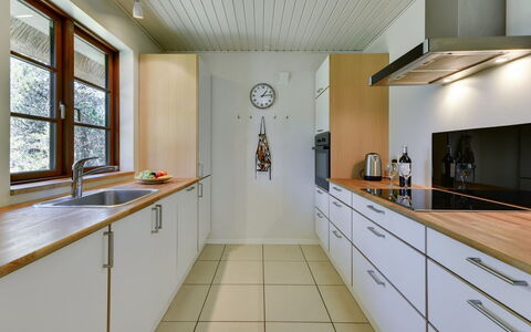 Satzur - 800M from the Sea: Keuken, Countertop, Flooring, Interieur Ontwerp, Cabinetry, Hout, Toestel Van De Keuken, Verdieping, Loodgieterswerkinrichting, Plafond