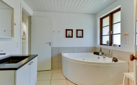 Satzur - 800M from the Sea: Interieur Ontwerp, Flooring, Verdieping, Loodgieterswerkinrichting, Bad, Hout, Plafond, Badkamer, Kraan, Loodgieter