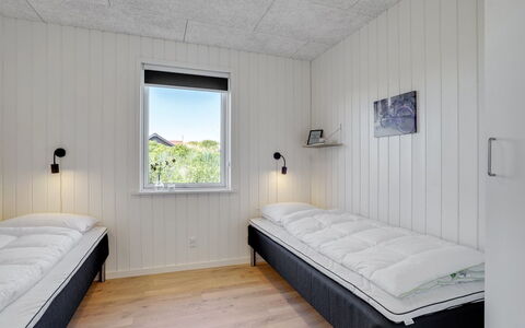 Alvhild - from the Sea: Huis, Verblijf, Veranda, Hardwood, Siding, Dek, Schaduw, Plank, Landgoed, Garden Gebouwen