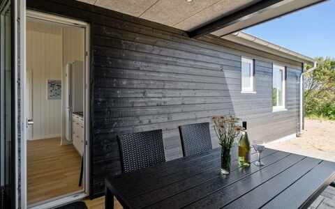 Alvhild - from the Sea: Huis, Verblijf, Veranda, Hardwood, Siding, Dek, Schaduw, Plank, Landgoed, Garden Gebouwen